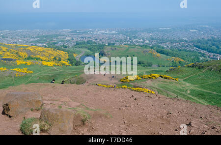 Vue depuis le bas de Arthur's Seat à Holyrood Park à Édimbourg en Écosse à la recherche à travers Dunsapie Loch Banque D'Images