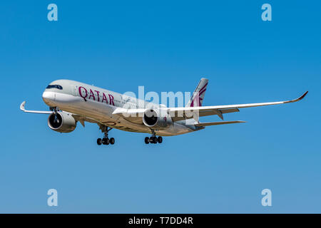 Airbus A350-900 QATAR en approche à l'aéroport El Prat de Barcelone, Barcelone, Catalogne, Espagne Banque D'Images