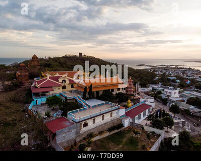 Buu fils près du temple bouddhiste ou Poshanu Cham Tower Po Sahu Inu à Phan Thiet city au Vietnam. Vue de dessus, vue aérienne Banque D'Images