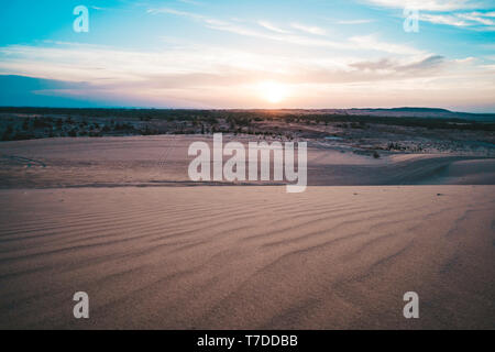 Paysage de plus de soleil dans l'horizon désert de dunes de sable blanc à Mui Ne, Vietnam. Panorama de campagne pittoresque sous ciel coloré au coucher du soleil lever de l'aube. Être Banque D'Images