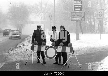 Dortmund, le 18 janvier 1985. Alarme de smog dans la région de la Ruhr. Barrière interdit la sortie sur la B1 dans le centre ville de Dortmund. Dans la République fédérale d'Allemagne pour la première fois au niveau d'alarme Smog III est appelé. Par-dessus tout, l'ouest de la région de la Ruhr est concerné. La phase III du règlement du smog a imposé une interdiction absolue sur la conduite des voitures privées. --- Dortmund, 18. 08 janvier 1985. Smog-Alarm im Ruhrgebiet. Schild verbietet die Ausfahrt an der B1 dans die Innenstadt von Dortmund. Dans Smog-Alarm wird der Bundesrepublik erstmals der Stufe III ausgerufen. Betroffen vor allem ist das braunschweiger Ruhr. Mi Banque D'Images