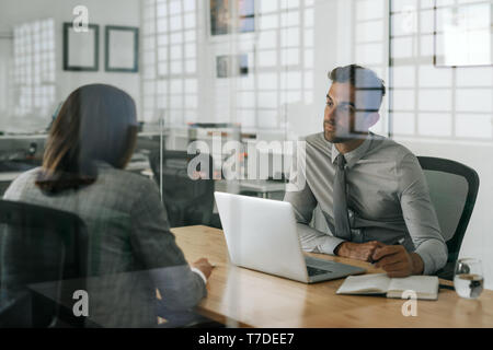 Manager d'une entrevue avec un demandeur d'emploi à l'intérieur de son bureau Banque D'Images