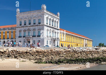 Lisbonne, Portugal - 12 août 2017 : Architecture de Lisbonne, les gens ordinaires sont en partie en bord de Praca do Comercio ou Terreiro do Paco Banque D'Images