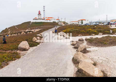 Cabo da Roca, au Portugal - Août 14, 2017 : les touristes à pied près de Phare Cabo da Roca, attraction populaire et limite de l'Europe continentale Banque D'Images