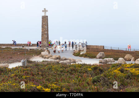 Cabo da Roca, au Portugal - Août 14, 2017 : les touristes ordinaires à pied près de croix sur le Cabo da Roca, le point le plus occidental du continent européen Banque D'Images