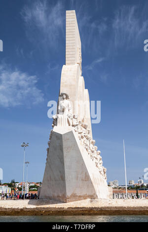 Lisbonne, Portugal - 15 août 2017 : les touristes ordinaires à pied près de Monument des découvertes sur la rive nord de la rivière Tagus Banque D'Images