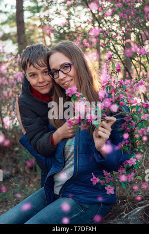 Maralnik en fleurs rhododendron en montagnes de l'Altaï Banque D'Images
