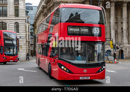 Un bus à impériale rouge de Londres passe par Bank Junction dans la City de Londres sur le chemin de Liverpool Street Station, Londres, Royaume-Uni Banque D'Images