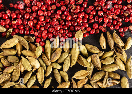 Libre de toute beaucoup de vrai pod cardamome et poivre rose péruvien sur flatlay pierre gris Banque D'Images