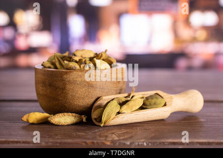 Beaucoup de vrai dans une gousse de cardamome bol en bois avec du scoop dans un restaurant Banque D'Images