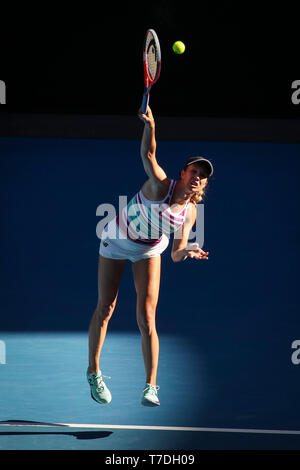 Joueur de tennis américain Danielle Collins servant dans le tournoi de tennis Open d'Australie 2019, Melbourne Park, Melbourne, Victoria, Australie Banque D'Images