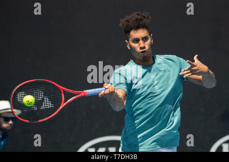 Joueur de tennis américain Michael Mmoh tourné en coup droit à l'Open d'Australie 2019, le tournoi de tennis de Melbourne Park, Melbourne, Victoria, Australie Banque D'Images