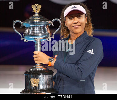 Joueur de tennis Japonais Naomi Osaka posant avec Australan trophée ouvert, Melbourne Park, Melbourne, Victoria, Australie Banque D'Images