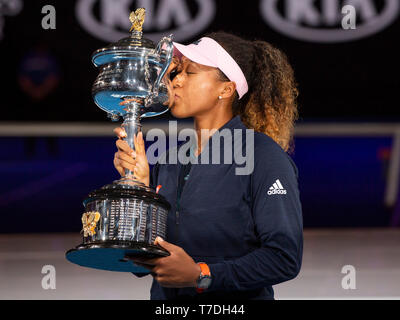 Joueur de tennis Japonais Naomi Osaka kissing Australian Open trophy, Melbourne Park, Melbourne, Victoria, Australie Banque D'Images