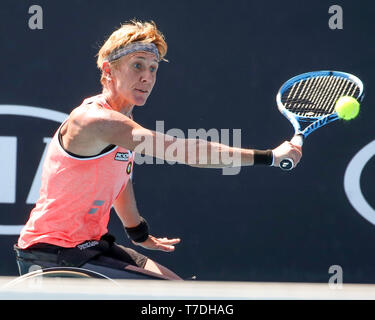 Joueur de tennis en fauteuil roulant allemand Sabine Ellerbrock jouant revers tourné en Open d'Australie 2019, le tournoi de tennis de Melbourne Park, Melbourne, Victoria Banque D'Images