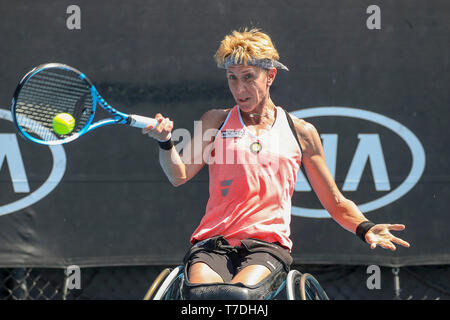 Joueur de tennis en fauteuil roulant allemand Sabine Ellerbrock jouant forehand tourné en Open d'Australie 2019, le tournoi de tennis de Melbourne Park, Melbourne, Victoria Banque D'Images