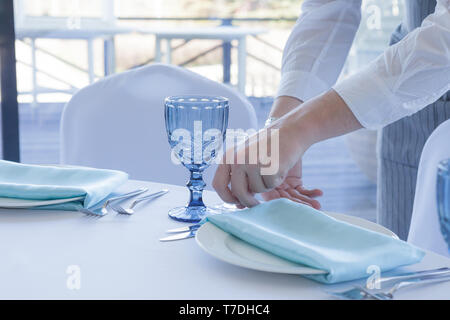 Garçon De Restaurant sert une table pour un mariage, close-up Banque D'Images