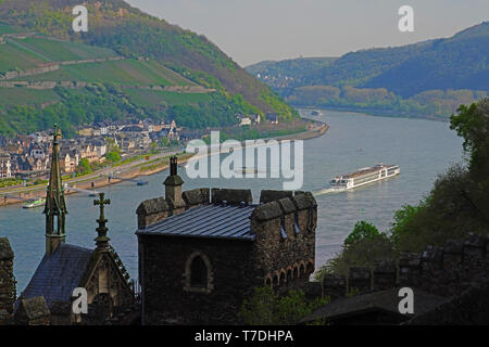 Viking River Cruises navire allant jusqu'au milieu de la rivière Rhin en Allemagne vu de Rheinstein Château. Banque D'Images