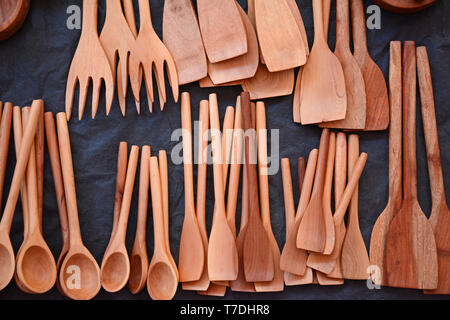 De nombreuses cuillères en bois fait main,fourche,spatules pour la cuisson, en remuant la nourriture. Elles sont fabriquées au Mexique. Banque D'Images