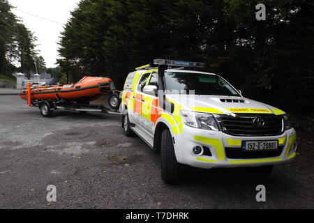 Jeep de la Garde côtière irlandaise et bateau sur un appel à Bantry, West Cork, Irlande Banque D'Images