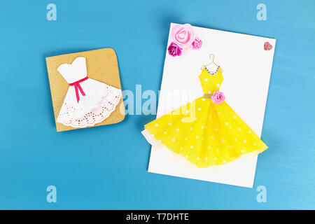 Bricolage Fete Des Meres Carte De Souhaits Avec Une Serviette De Papier Robe Et Une Decoration Florale Idee Cadeau Fete Des Meres La Decoration Etape Par Etape Vue D En Haut Enfant Kid Processus Photo Stock Alamy