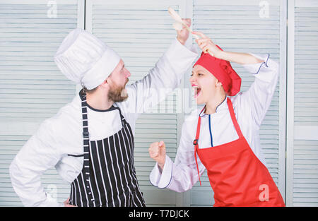 Femme et homme barbu show culinaire concurrents. Cuisine ultime défi. Bataille de deux chefs culinaires. Couple en compétition en arts culinaires Cuisine règles. Qui mieux cuisiner. Bataille culinaire concept. Banque D'Images