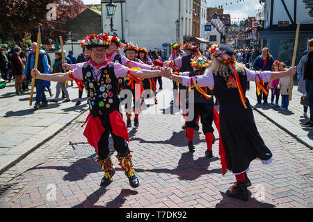 Festival balaie Rochester, Kent, UK. 4e mai 2019. Phoenix Morris faire danse traditionnelle. Banque D'Images