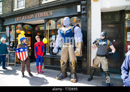 Festival balaie Rochester, Kent, UK. 4e mai 2019. WW II Le capitaine Amaerica, Spider-Man, Batman, et le mal à l'extérieur d'un magasin de bd Thanos. Banque D'Images