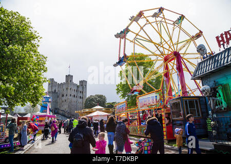 Festival balaie Rochester, Kent, UK. 4e mai 2019. Une fête foraine dans les jardins du château avec les personnes bénéficiant de la grande roue. Banque D'Images