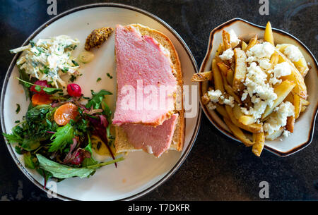 Le déjeuner de jambon rôti au miel Café sandwich ouvert avec la moutarde et les cornichons salade Pommery avec un plat de frites avec du fromage Feta grecque Banque D'Images