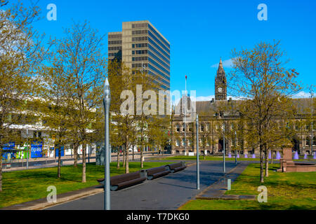 L'angle nord-ouest de la place du centre de Middlesbrough Cleveland avec l'hôtel de ville et un immeuble de bureaux en verre tranquille sur un jour férié matin Banque D'Images