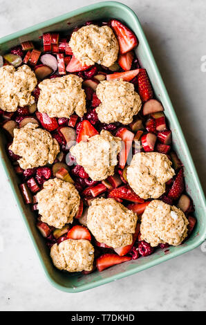 La rhubarbe Vegan Berry Cobbler Banque D'Images