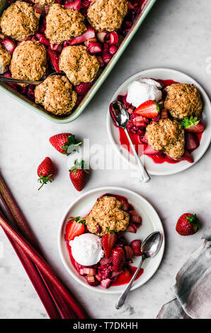 La rhubarbe Vegan Berry Cobbler Banque D'Images