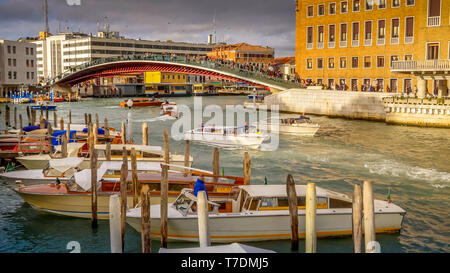 Les touristes contre Constitution Pont sur Grand Canal, Venise, Italie, visages flous logos Banque D'Images