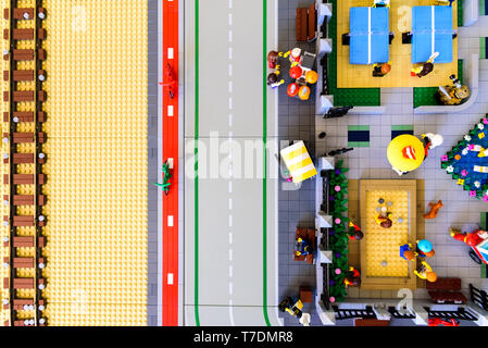 Valencia, Espagne - 13 Avril 2019 : Vue aérienne de au-dessus d'un centre de loisirs avec les chiffres Lego de ville, avec des rues, des voies ferrées et des maisons. Banque D'Images