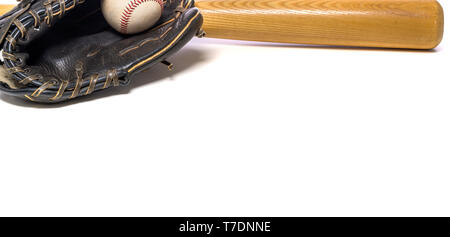 Gant de baseball en cuir noir avec le baseball et le bâton de bois sur un fond uni blanc Banque D'Images