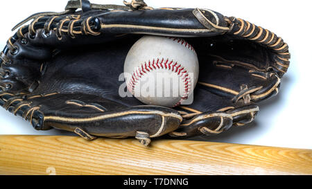 Gant de baseball en cuir noir avec le baseball et le bâton de bois sur un fond uni blanc Banque D'Images