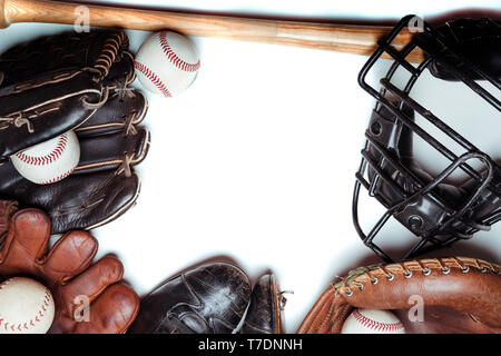 Baseball vintage et modernes, y compris des équipements de raquettes, balles et gants masque de visage sur un fond blanc Banque D'Images