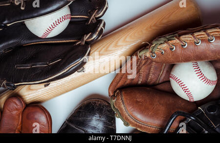 Baseball vintage et modernes, y compris des équipements de raquettes, balles et gants masque de visage sur un fond blanc Banque D'Images