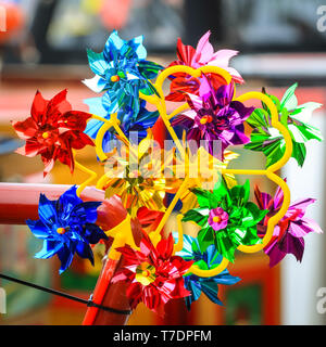 Londres, Royaume-Uni. 6 mai, 2019. Décorations colorées et banderoles. Une fois de plus, les bateaux étroits décorées du bassin et de la ligne de Grand Union Canal pour le dernier jour de la IWA Canalway Cavalcade Festival. Les fêtes populaires sont organisées par l'Association de la navigation intérieure et au 6 mai, est doté d'environ 130 bateaux cette année bateau withl, musique, spectacles sur scène et de l'eau. Credit : Imageplotter/Alamy Live News Banque D'Images