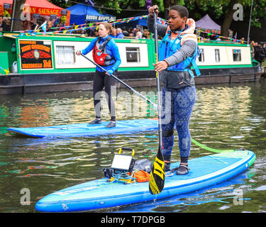 Londres, Royaume-Uni. 6 mai, 2019. Activités offertes : paddle. Une fois de plus, les bateaux étroits décorées du bassin et de la ligne de Grand Union Canal pour le dernier jour de la IWA Canalway Cavalcade Festival. Les fêtes populaires sont organisées par l'Association de la navigation intérieure et au 6 mai, est doté d'environ 130 bateaux cette année bateau withl, musique, spectacles sur scène et de l'eau. Credit : Imageplotter/Alamy Live News Banque D'Images