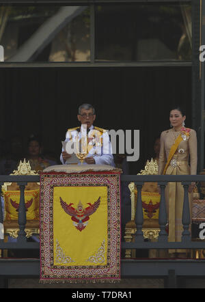 Bangkok, Thaïlande. 6 mai, 2019. Le Roi de Thaïlande Maha Vajiralongkorn Bodindradebayavarangkun et Reine Jadallys apparaissent sur le balcon d'Suddhaisavarya Prasad Hall du Grand Palais lors d'une audience publique sur le dernier jour de son couronnement royal à Bangkok. Chaiwat Subprasom Crédit : SOPA/Images/ZUMA/Alamy Fil Live News Banque D'Images