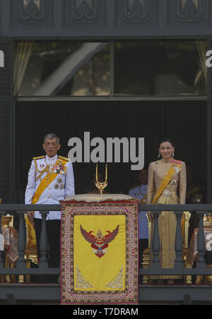 Bangkok, Thaïlande. 6 mai, 2019. Le Roi de Thaïlande Maha Vajiralongkorn Bodindradebayavarangkun et Reine Jadallys apparaissent sur le balcon d'Suddhaisavarya Prasad Hall du Grand Palais lors d'une audience publique sur le dernier jour de son couronnement royal à Bangkok. Chaiwat Subprasom Crédit : SOPA/Images/ZUMA/Alamy Fil Live News Banque D'Images