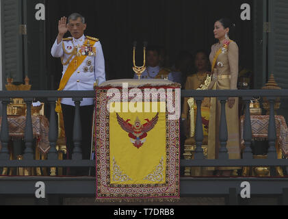 Bangkok, Thaïlande. 6 mai, 2019. Le Roi de Thaïlande Maha Vajiralongkorn Bodindradebayavarangkun et Reine Jadallys apparaissent sur le balcon d'Suddhaisavarya Prasad Hall du Grand Palais lors d'une audience publique sur le dernier jour de son couronnement royal à Bangkok. Chaiwat Subprasom Crédit : SOPA/Images/ZUMA/Alamy Fil Live News Banque D'Images