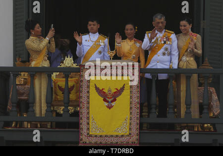 Bangkok, Thaïlande. 6 mai, 2019. Les membres de la famille royale thaïlandaise (L-R) La Princesse Sirivannavari Nariratana Dipangkorn Rasmijoti, Prince, Princesse Bajrakitiyabha, Roi Maha Vajiralongkorn Bodindradebayavarangkun et Reine Jadallys apparaissent sur le balcon d'Suddhaisavarya Prasad Hall du Grand Palais lors d'une audience publique sur le dernier jour de son couronnement royal à Bangkok. Chaiwat Subprasom Crédit : SOPA/Images/ZUMA/Alamy Fil Live News Banque D'Images