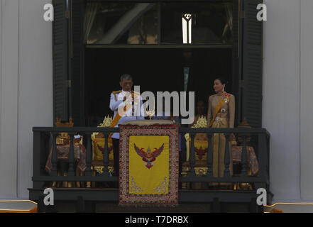 Bangkok, Thaïlande. 6 mai, 2019. Le Roi de Thaïlande Maha Vajiralongkorn Bodindradebayavarangkun et Reine Jadallys apparaissent sur le balcon d'Suddhaisavarya Prasad Hall du Grand Palais lors d'une audience publique sur le dernier jour de son couronnement royal à Bangkok. Chaiwat Subprasom Crédit : SOPA/Images/ZUMA/Alamy Fil Live News Banque D'Images