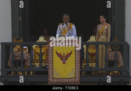 Bangkok, Thaïlande. 6 mai, 2019. Le Roi de Thaïlande Maha Vajiralongkorn Bodindradebayavarangkun et Reine Jadallys apparaissent sur le balcon d'Suddhaisavarya Prasad Hall du Grand Palais lors d'une audience publique sur le dernier jour de son couronnement royal à Bangkok. Chaiwat Subprasom Crédit : SOPA/Images/ZUMA/Alamy Fil Live News Banque D'Images