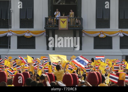 Bangkok, Thaïlande. 6 mai, 2019. Le Roi de Thaïlande Maha Vajiralongkorn Bodindradebayavarangkun et Reine Jadallys apparaissent sur le balcon d'Suddhaisavarya Prasad Hall du Grand Palais lors d'une audience publique sur le dernier jour de son couronnement royal à Bangkok. Chaiwat Subprasom Crédit : SOPA/Images/ZUMA/Alamy Fil Live News Banque D'Images