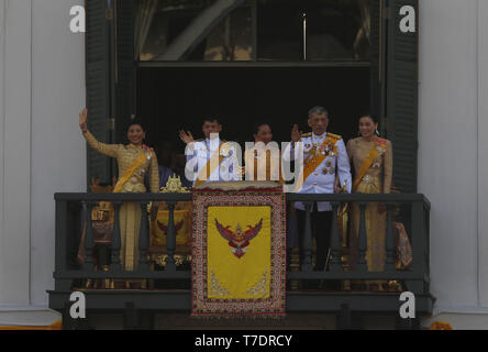 Bangkok, Thaïlande. 6 mai, 2019. Les membres de la famille royale thaïlandaise (L-R) La Princesse Sirivannavari Nariratana Dipangkorn Rasmijoti, Prince, Princesse Bajrakitiyabha, Roi Maha Vajiralongkorn Bodindradebayavarangkun et Reine Jadallys apparaissent sur le balcon d'Suddhaisavarya Prasad Hall du Grand Palais lors d'une audience publique sur le dernier jour de son couronnement royal à Bangkok. Chaiwat Subprasom Crédit : SOPA/Images/ZUMA/Alamy Fil Live News Banque D'Images