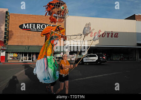 5 mai 2019 - Nogales, Arizona, États-Unis - le 5 mai 2019- Nogales, Arizona- Artistes de porter au-delà du mur à la frontière des marionnettes massif mur qui sépare Nogales, Arizona de Nogales, Mexique. L'organisation a été créée il y a deux ans, de créer des expériences d'art et des événements qui célèbrent la culture de la périphérie. Leur objectif est de changer la narration que beaucoup de gens aux États-Unis, entendre parler de la région. Les députés des deux côtés de la frontière mur saluent dans la clôture qui est devenue encore plus à controverse après que le Président a ordonné aux troupes d'atout de la frontière sud. La c Banque D'Images